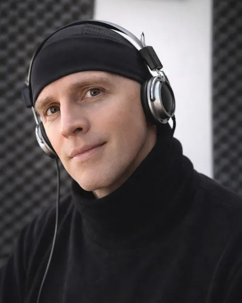 Daniel Delgado con auriculares en el estudio de grabación